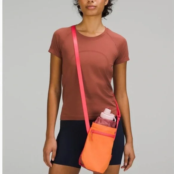 NWT Lululemon Athletica Waterbottle Crossbody Bag 2.5L - Picture 6 of 6